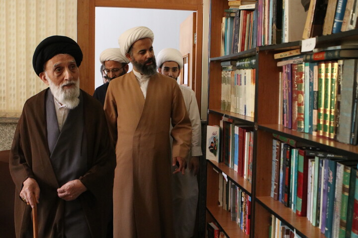 تصاویر/ بازدید آیت‌ الله موسوی اصفهانی و معاونین حوزه علمیه همدان از کتابخانه آیت‌ الله آخوند(ره)