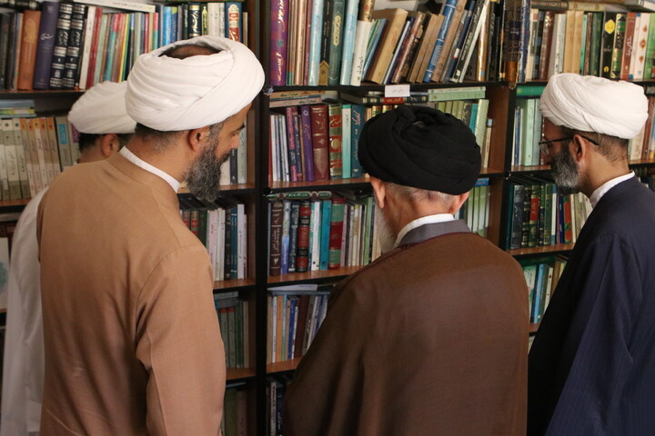 تصاویر/ بازدید آیت‌ الله موسوی اصفهانی و معاونین حوزه علمیه همدان از کتابخانه آیت‌ الله آخوند(ره)