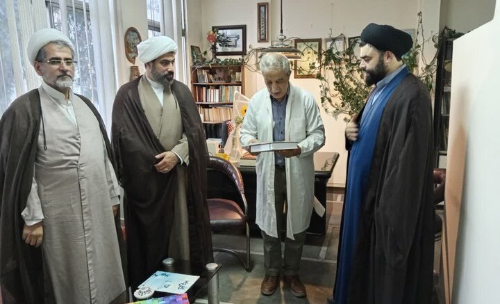 تصاویر/  تکریم پزشکان پیشکسوت آملی از سوی دفتر علامه جوادی آملی