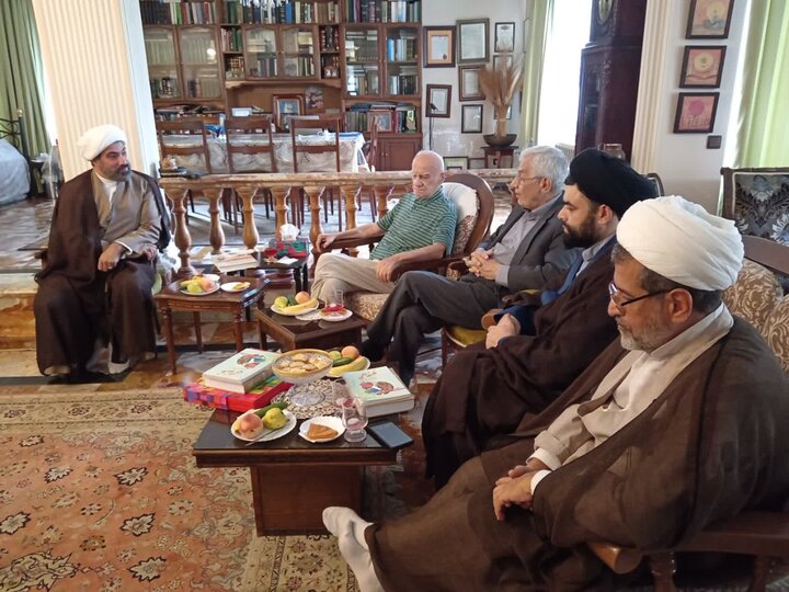 تصاویر/  تکریم پزشکان پیشکسوت آملی از سوی دفتر علامه جوادی آملی