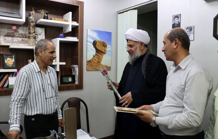تصاویر/ تجلیل امام جمعه خورموج از جامعه پزشکی بمناسبت روز پزشک