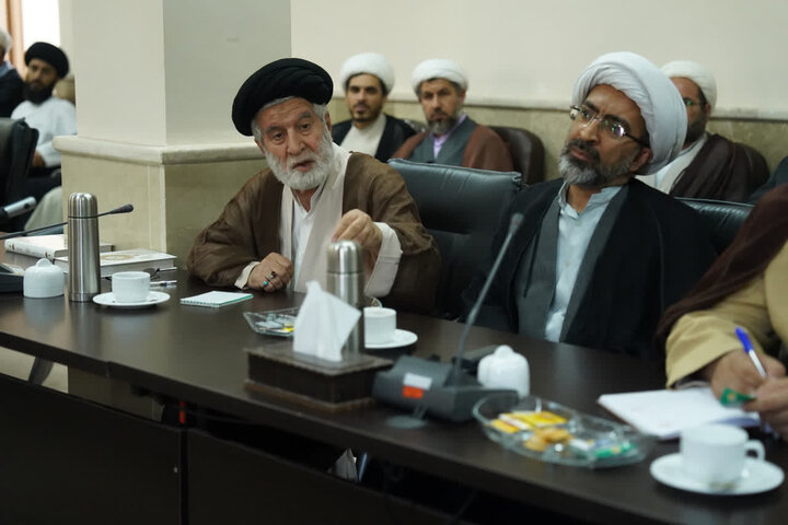 تصاویر/ نشست حجت الاسلام و المسلمین سید علی عماد با مدیریت، اساتید و کادر حوزه علمیه استان قزوین