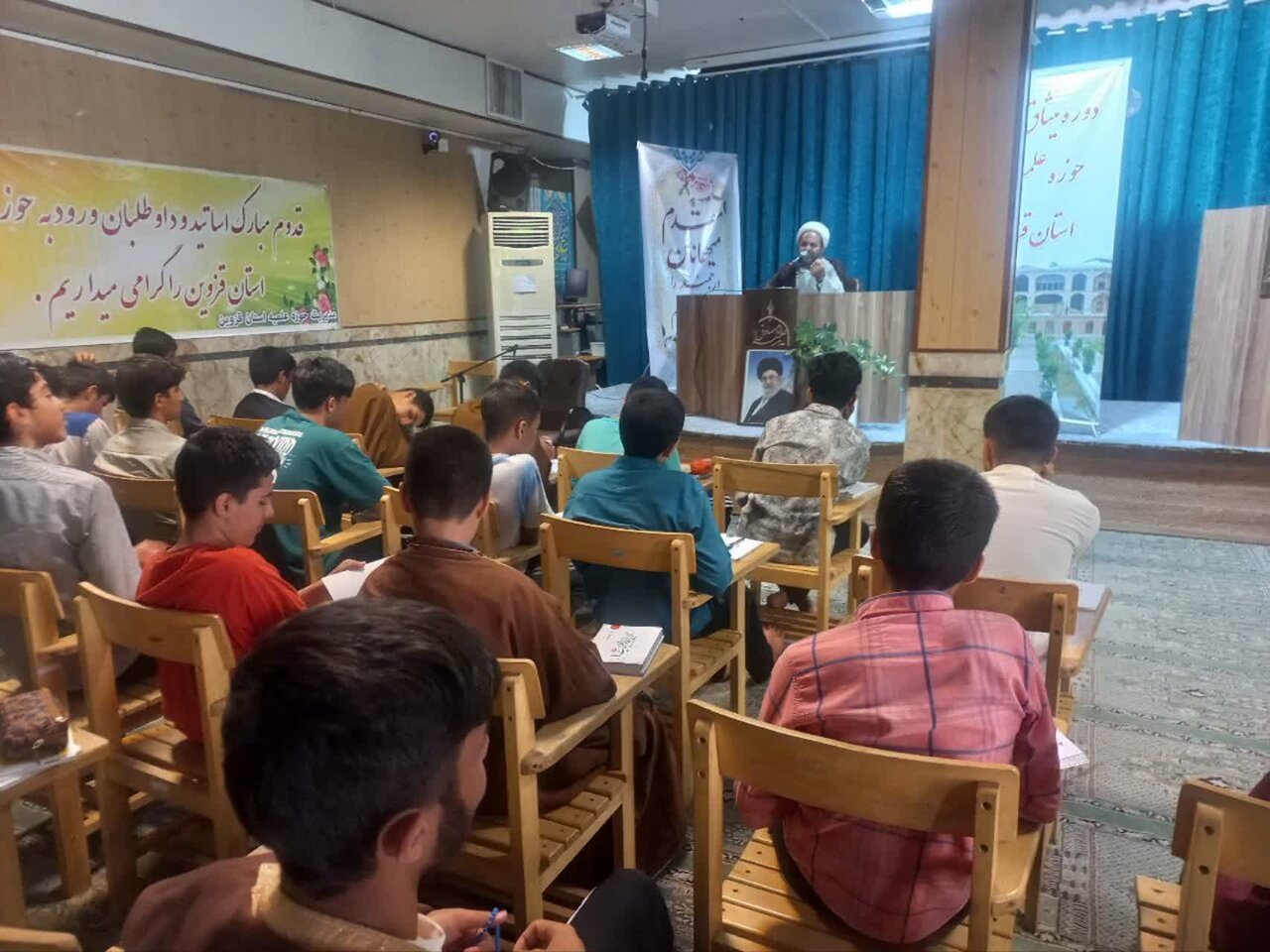 فرصت ها ولحظات دوران طلبگی نهایت استفاده را ببرید/ قدرت  ایمان بر تجهیزات مادی پیروز است