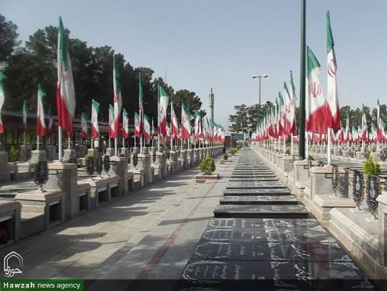 غبارروبی و تعویض پرچم گلزارهای مطهر شهدای کاشان