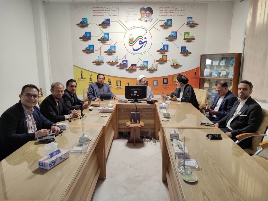 حضور هیئت اندونزیایی در مرکز نور