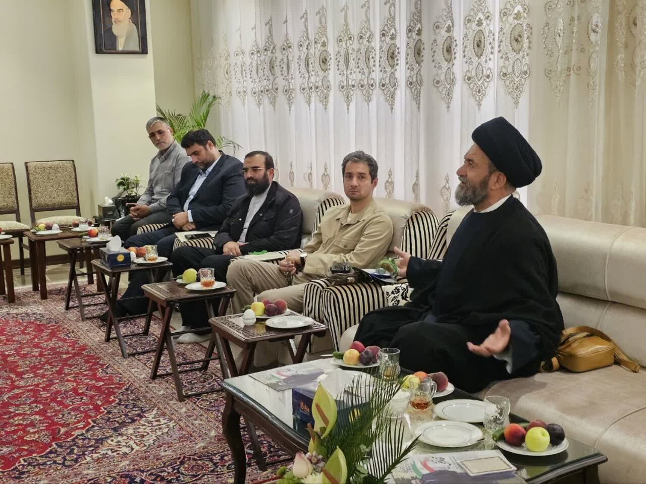 حضور امام جمعه اردبیل در منزل شهید دکتر علی لاریجانی