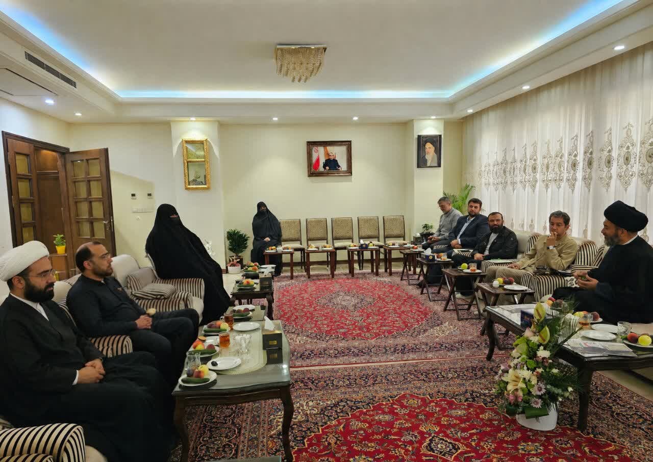 حضور امام جمعه اردبیل در منزل شهید دکتر علی لاریجانی
