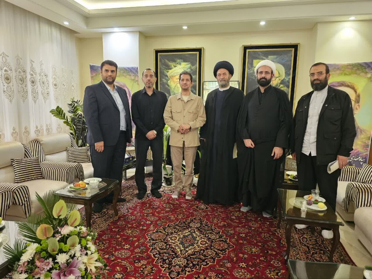 حضور امام جمعه اردبیل در منزل شهید دکتر علی لاریجانی + تصاویر