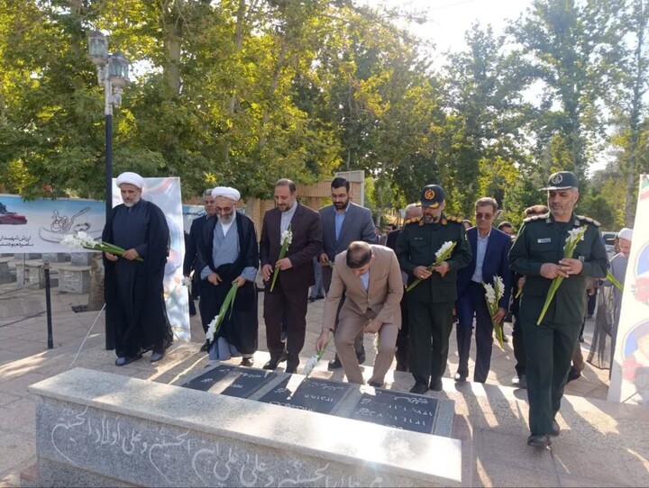 تصاویر / ادای احترام مسئولان نهاوندی به مقام شامخ شهدا