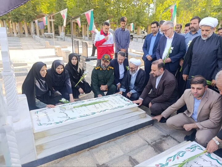 تصاویر / ادای احترام مسئولان نهاوندی به مقام شامخ شهدا