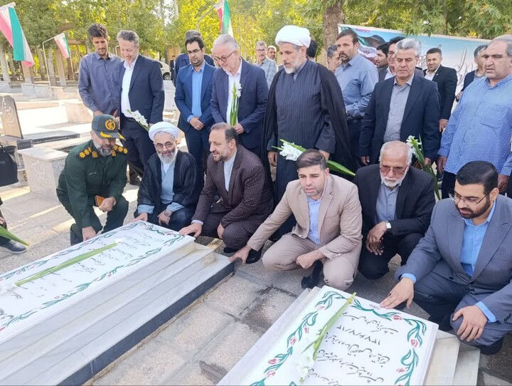 تصاویر / ادای احترام مسئولان نهاوندی به مقام شامخ شهدا