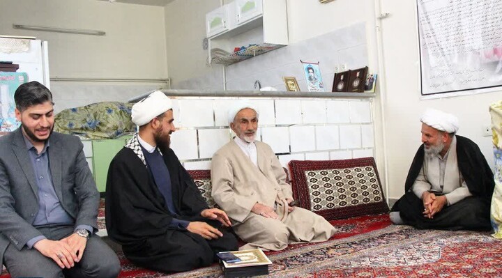 تجلیل از پدر شهیدان صدوقی