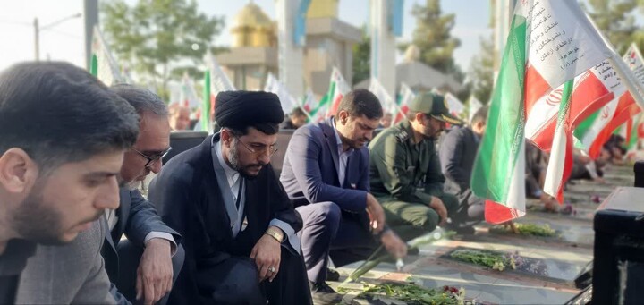 تصاویر / ادای احترام مسئولان تویسرکان به مقام شامخ شهدا