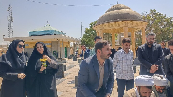 تصاویر / غبارروبی و ادای احترام مسئولان به شهدا