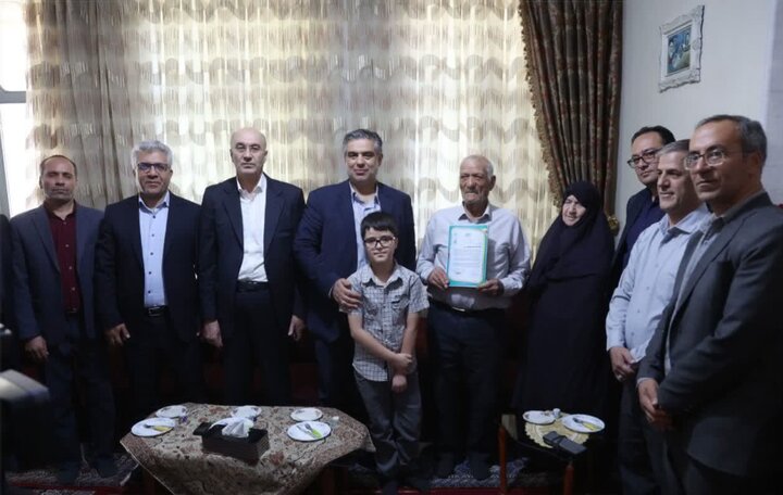 تصاویر/دیدار و تجلیل استاندار مرکزی از خانواده شهید «مهدی رجبی» در دلیجان