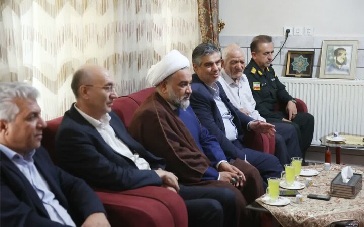 تصاویر/دیدار و تجلیل استاندار مرکزی از خانواده شهید «مهدی رجبی» در دلیجان