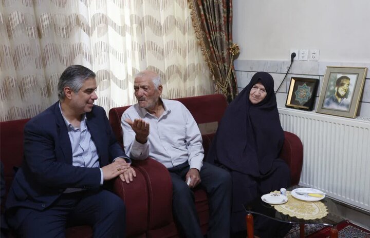 تصاویر/دیدار و تجلیل استاندار مرکزی از خانواده شهید «مهدی رجبی» در دلیجان
