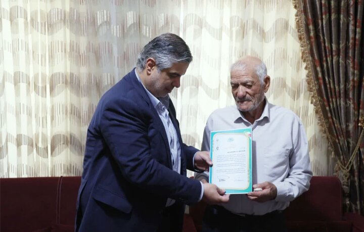 تصاویر/دیدار و تجلیل استاندار مرکزی از خانواده شهید «مهدی رجبی» در دلیجان