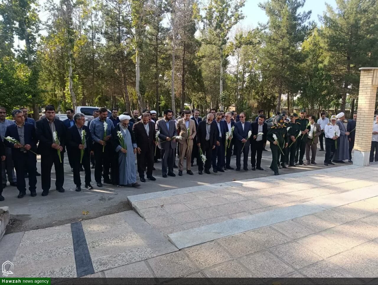 تصاویر / ادای احترام مسئولان نهاوندی به مقام شامخ شهدا