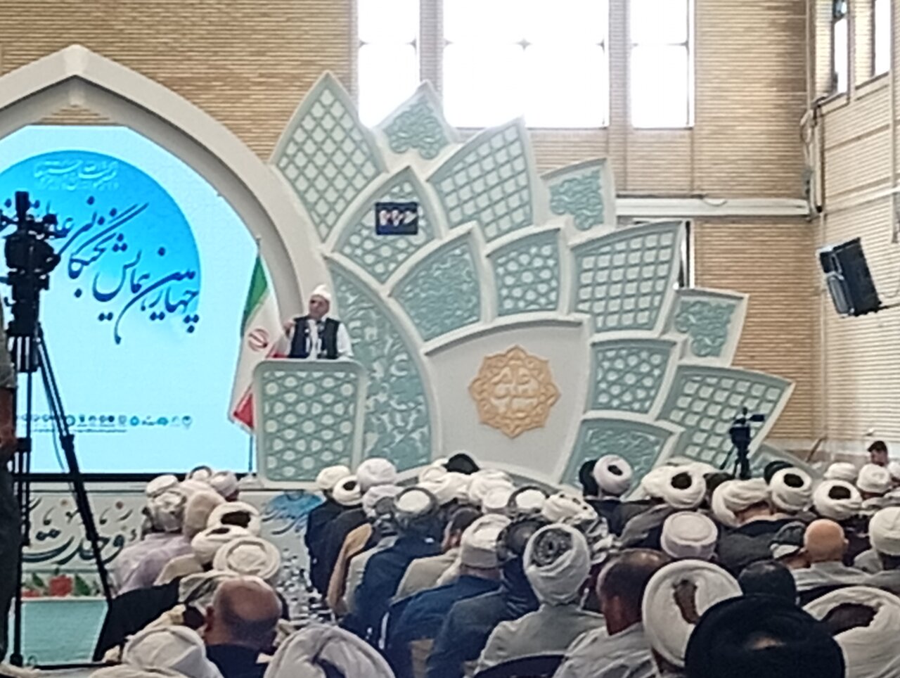 مردم ایران با ایستادگی و مقاومت خود، دشمن را به زانو درآورده‌اند