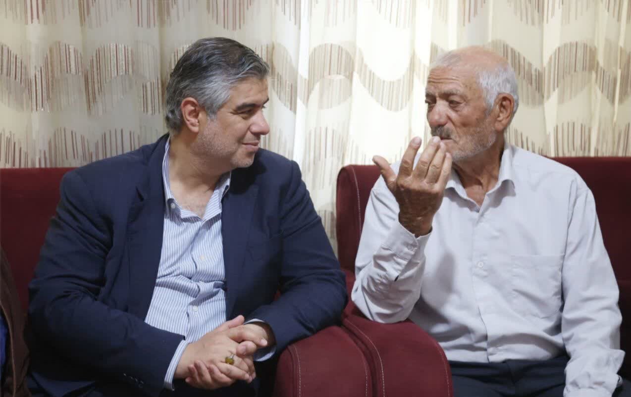 حضور در کنار خانواده شهدا به برنامه‌های هفته دولت برکت می‌دهد