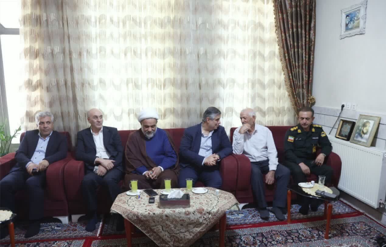 تصاویر/ دیدار و تجلیل استاندار مرکزی از خانواده شهید «مهدی رجبی» در دلیجان
