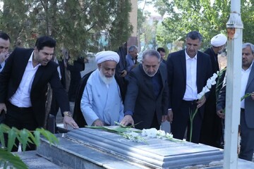 تصاویر / تجدید میثاق امام جمعه آبیک و مسئولین با شهدا