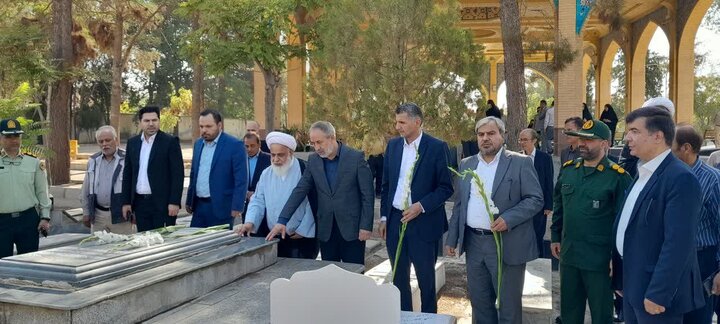 تصاویر / تجدید میثاق امام جمعه آبیک ومسئولین با شهدا