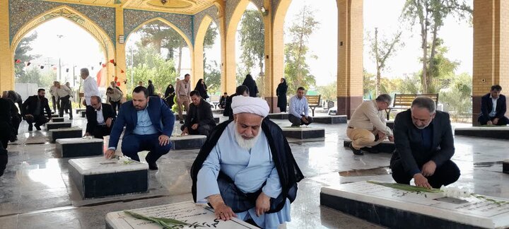 تصاویر / تجدید میثاق امام جمعه آبیک ومسئولین با شهدا