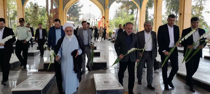 تصاویر / تجدید میثاق امام جمعه آبیک ومسئولین با شهدا