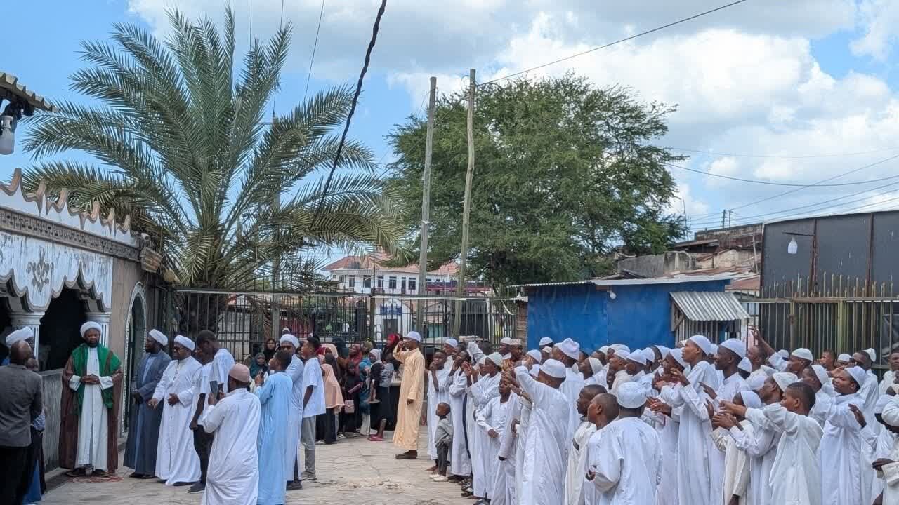 پرچم پیامبر اکرم (ص) در کیگوگو تانزانیا برافراشته شد؛ شیخ جلاله بر محبت، صلح و همبستگی تأکید کرد