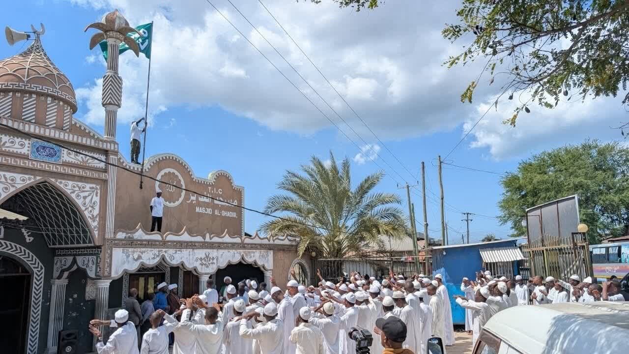 پرچم پیامبر اکرم (ص) در کیگوگو تانزانیا برافراشته شد؛ شیخ جلاله بر محبت، صلح و همبستگی تأکید کرد