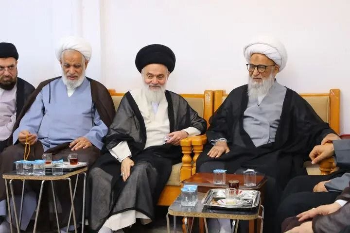 المرجع الديني آية الله العظمى النجفي يستقبل وفداً ممثلاً عن قائد الثورة الإسلامية