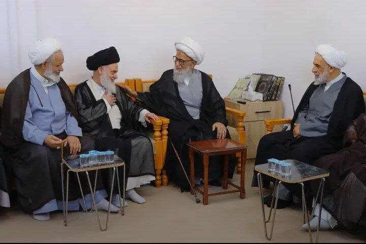 المرجع الديني آية الله العظمى النجفي يستقبل وفداً ممثلاً عن قائد الثورة الإسلامية