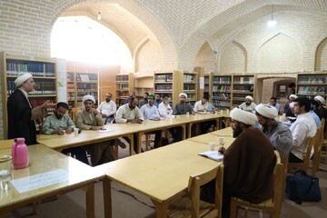 دوره آشنایی با صحیفه سجادیه در مدرسه علمیه خان یزد برگزار شد+ تصاویر