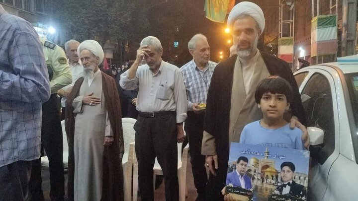 تصاویر/ تقدیر از خانواده شهدای دانش آموز میناب در اجتماع شبانه مسجد صاحب الزمان (عج)