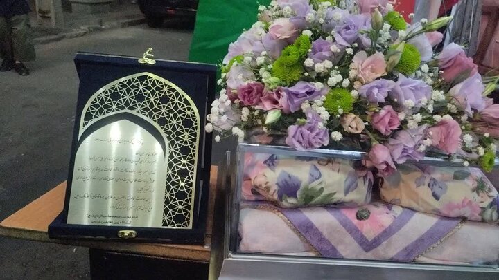 تصاویر/ تقدیر از خانواده شهدای دانش آموز میناب در اجتماع شبانه مسجد صاحب الزمان (عج)