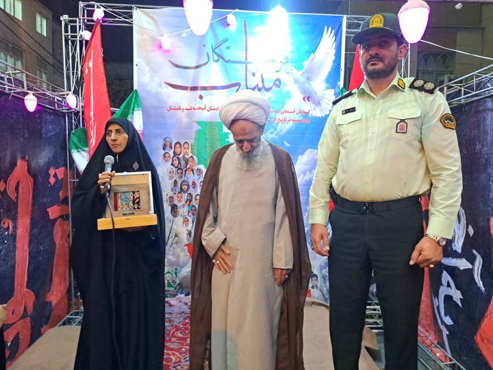 تصاویر/ تقدیر از خانواده شهدای دانش آموز میناب در اجتماع شبانه مسجد صاحب الزمان (عج)