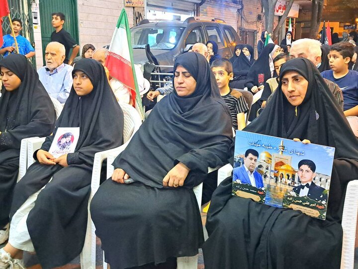 تصاویر/ تقدیر از خانواده شهدای دانش آموز میناب در اجتماع شبانه مسجد صاحب الزمان (عج)
