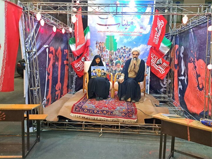 تصاویر/ تقدیر از خانواده شهدای دانش آموز میناب در اجتماع شبانه مسجد صاحب الزمان (عج)