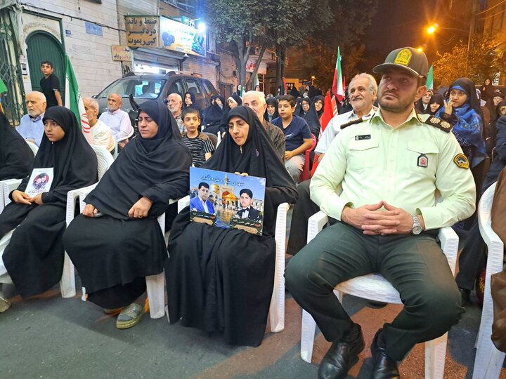 تصاویر/ تقدیر از خانواده شهدای دانش آموز میناب در اجتماع شبانه مسجد صاحب الزمان (عج)