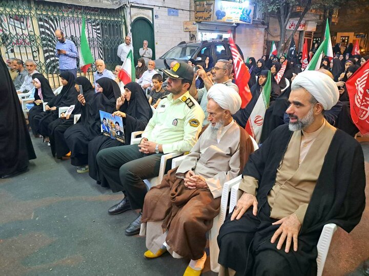 تصاویر/ تقدیر از خانواده شهدای دانش آموز میناب در اجتماع شبانه مسجد صاحب الزمان (عج)