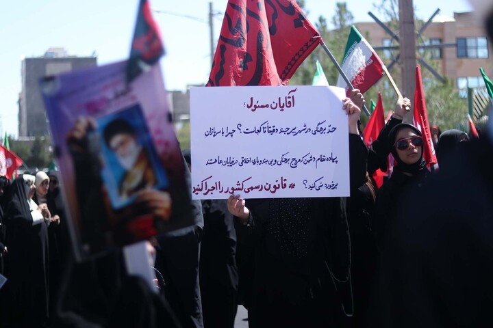 تجمع شهروندان بیرجندی در محکومیت هنجارشکنیهای حجاب در مقابل استانداری