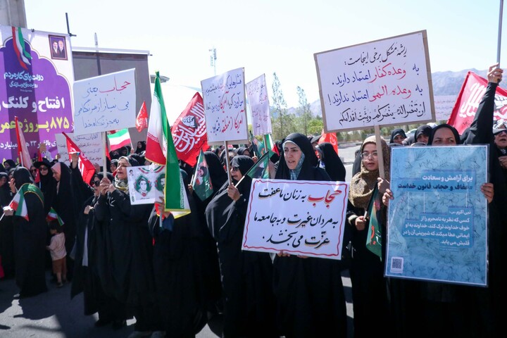 تجمع شهروندان بیرجندی در محکومیت هنجارشکنیهای حجاب در مقابل استانداری