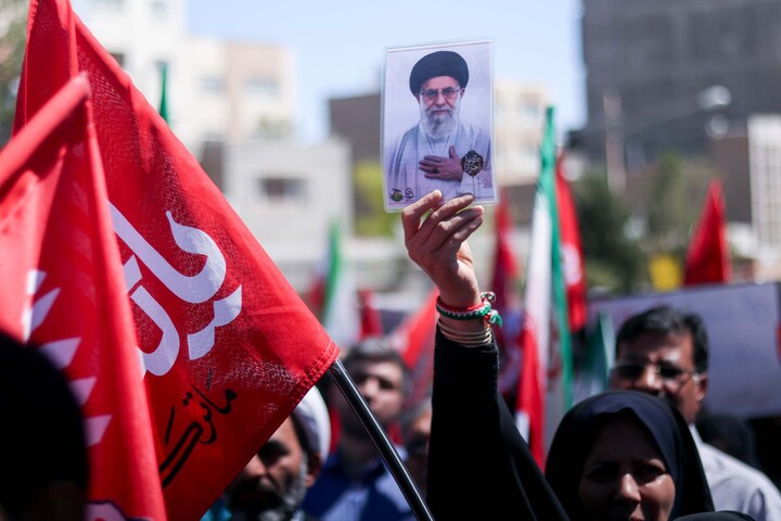 تجمع شهروندان بیرجندی در محکومیت هنجارشکنیهای حجاب در مقابل استانداری
