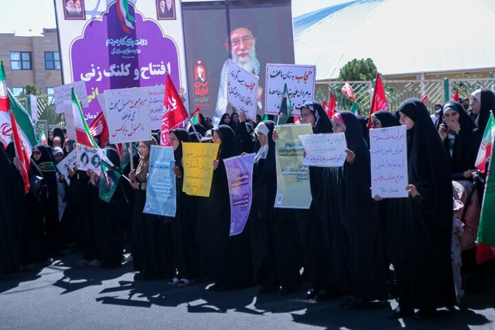 تجمع شهروندان بیرجندی در محکومیت هنجارشکنیهای حجاب در مقابل استانداری