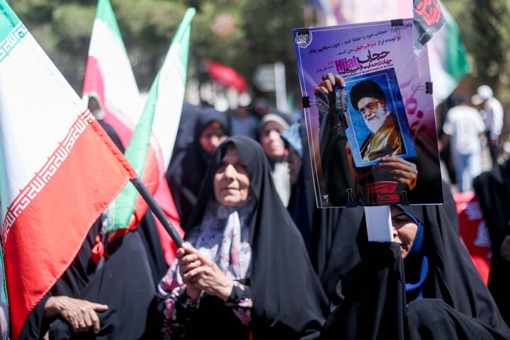 تجمع شهروندان بیرجندی در محکومیت هنجارشکنیهای حجاب در مقابل استانداری
