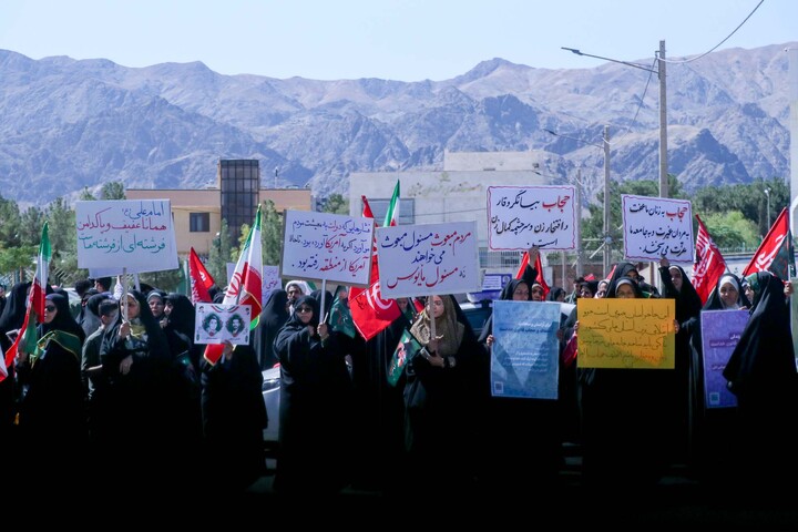 تجمع شهروندان بیرجندی در محکومیت هنجارشکنیهای حجاب در مقابل استانداری
