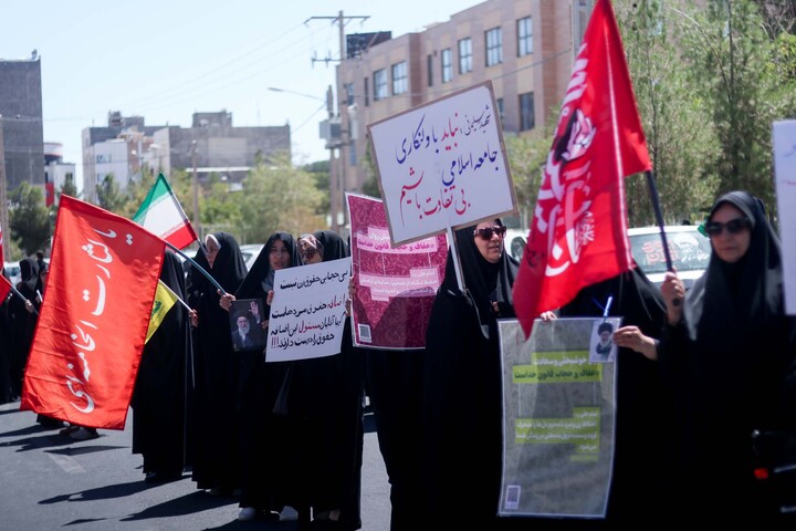 تجمع شهروندان بیرجندی در محکومیت هنجارشکنیهای حجاب در مقابل استانداری
