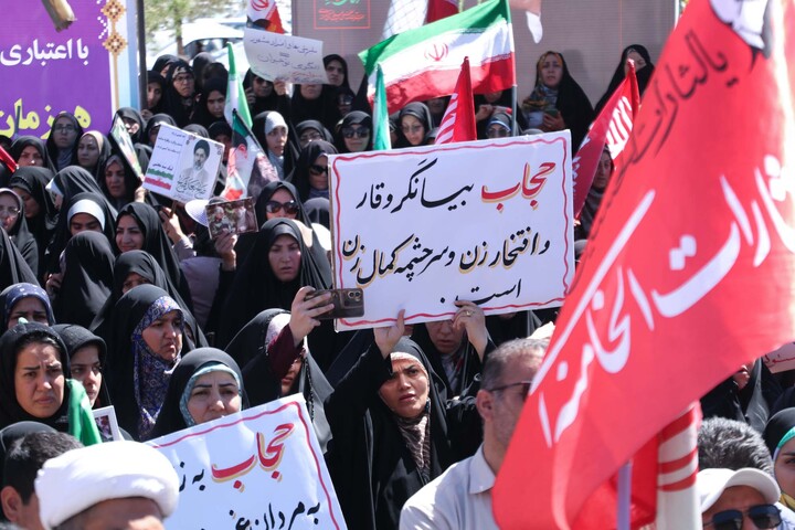 تجمع شهروندان بیرجندی در محکومیت هنجارشکنیهای حجاب در مقابل استانداری
